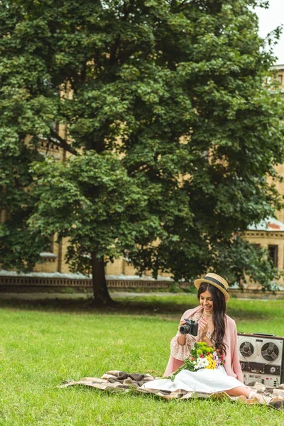 Stijlvolle meisje met camera in park — Stockfoto