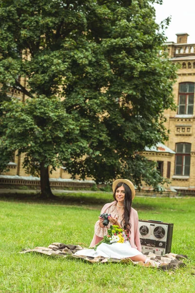 Chica con estilo con cámara en el parque — Foto de stock gratuita