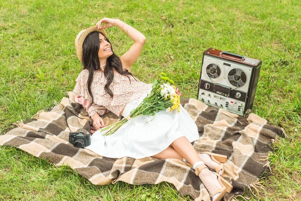 Chica con estilo con cámara en el parque — Foto de Stock