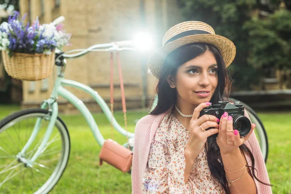 Stijlvolle meisje met camera in park — Gratis stockfoto