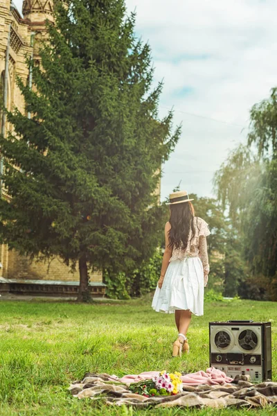 Fată elegantă în pălărie de paie în parc — Fotografie, imagine de stoc