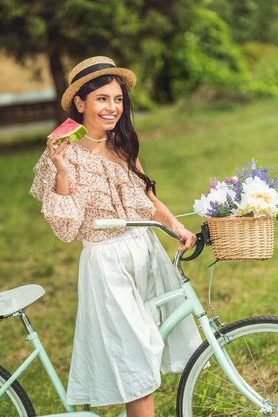 Девушка с арбузом и велосипедом — стоковое фото
