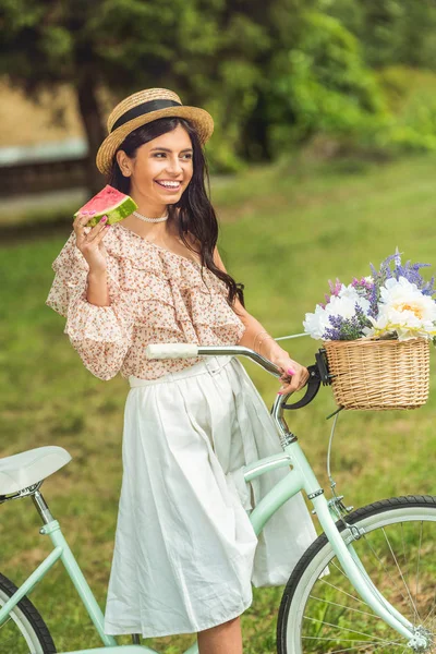 Mädchen mit Wassermelone und Fahrrad — Stockfoto