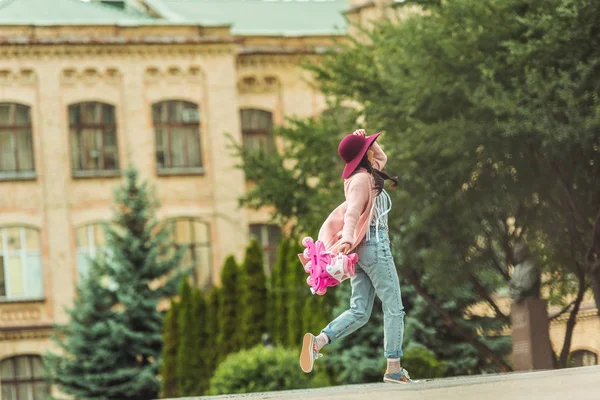 Glückliches Mädchen mit Rollschuhen — Stockfoto