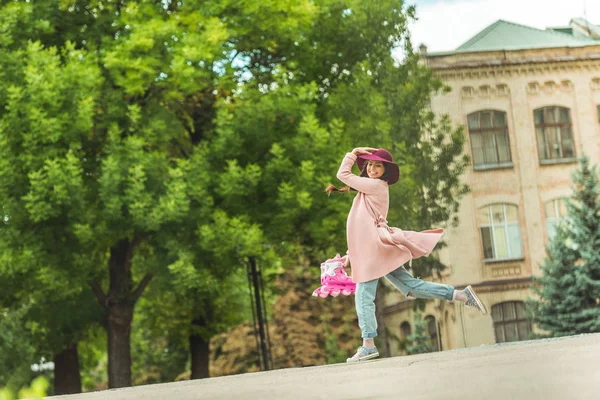 Счастливая девушка с розовыми коньками — стоковое фото
