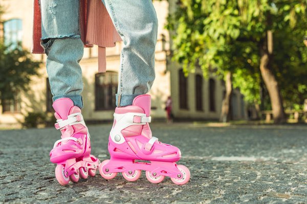 стильная девушка на роликах
