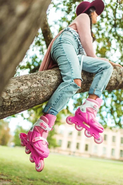 롤러 스케이트에 세련 된 소녀 — 무료 스톡 포토