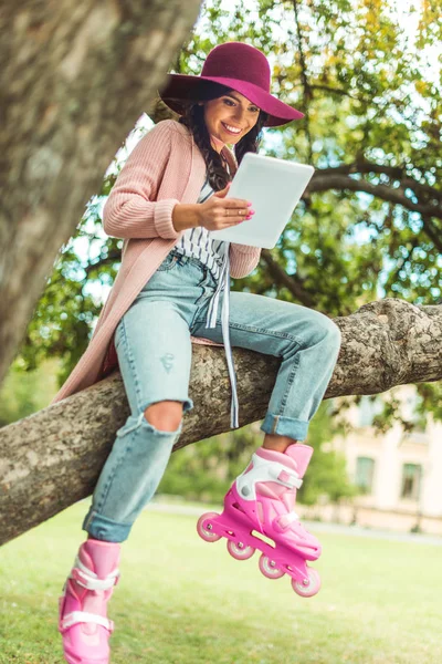 デジタル タブレット公園で少女  — 無料ストックフォト