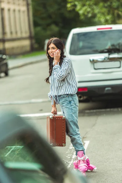 Tekerlekli paten smartphone ve bavul ile kız — Ücretsiz Stok Fotoğraf