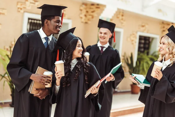 çok ırklı öğrenci mezun olarak