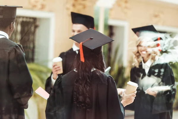 Estudantes multiétnicos em trajes de graduação — Fotografia de Stock