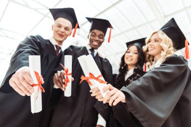çok ırklı öğrencilerin diploma gösterilen
