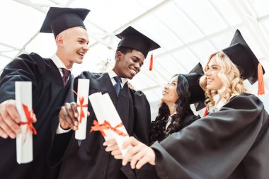 çok ırklı öğrencilerin diploma gösterilen