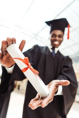 mezun öğrenci diploma gösterilen