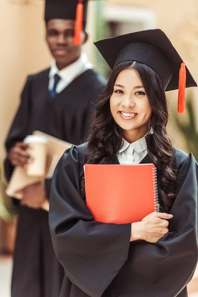 Estudiante chica en traje de graduación — Foto de Stock