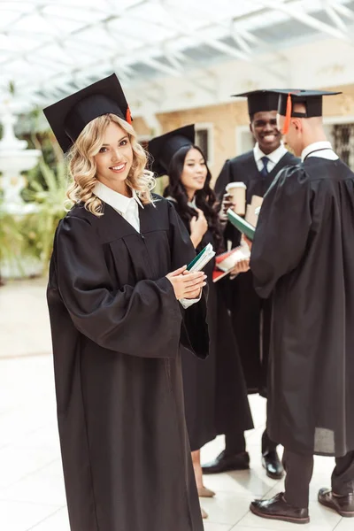 Studente ragazza in costume di laurea — Foto Stock