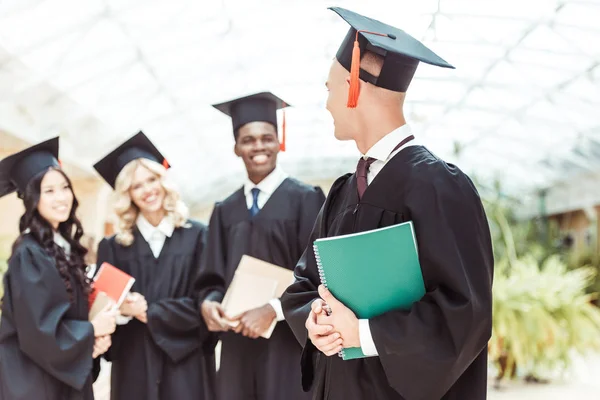 Multiethnische Studenten mit Hochschulabschluss — Stockfoto