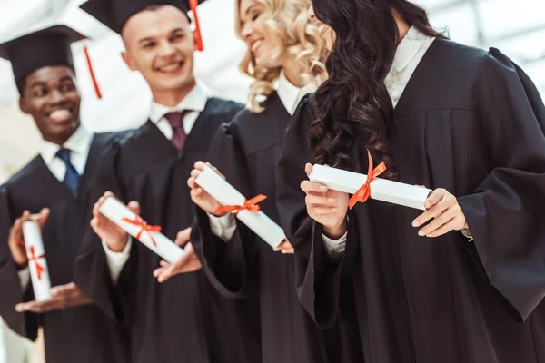 Mnohonárodnostní studenti s diplomy — Stock fotografie