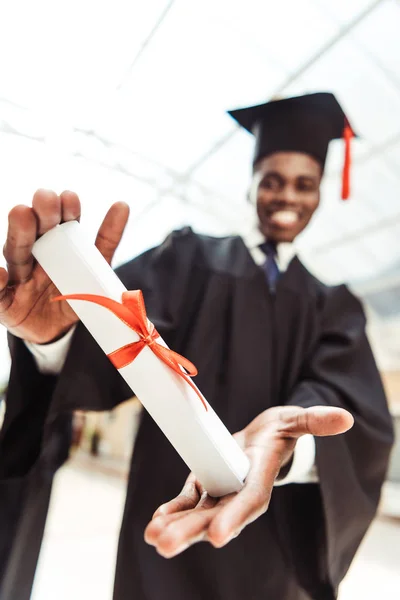 Estudante graduado mostrando diploma — Fotografia de Stock
