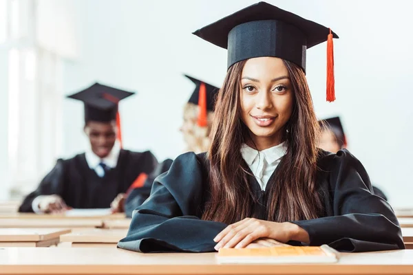 Estudiante chica en traje de graduación — Foto de Stock