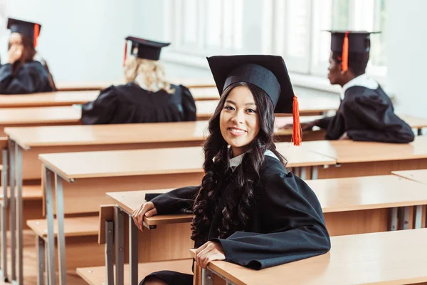 Ázsiai diák lány ül az osztályban — Stock Fotó