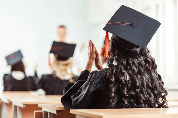 Estudiante chica en graduación sombrero — Foto de Stock