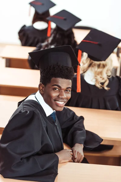 Estudante afro-americano em traje de graduação — Fotografia de Stock