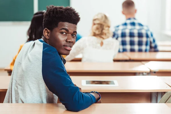 Студент, сидящий в классе — стоковое фото