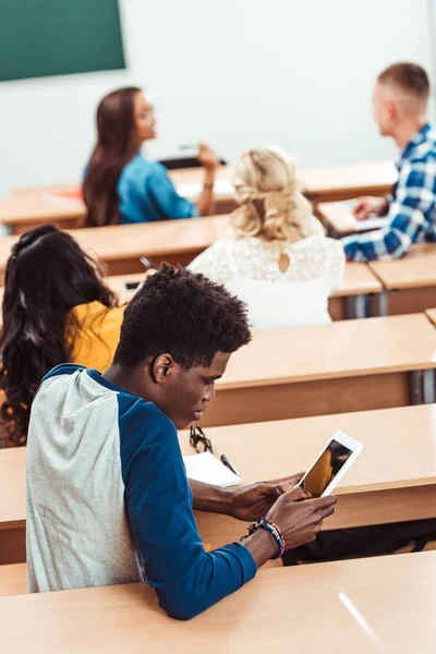 Estudiante usando tableta en conferencia — Foto de Stock