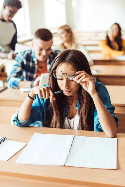 Estudante menina estudando em sala de aula — Fotografia de Stock