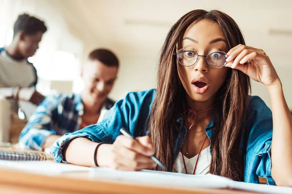 Student tjej studerar i klassrum — Stockfoto