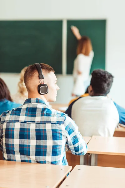 Estudiante escuchando música en conferencia —  Fotos de Stock