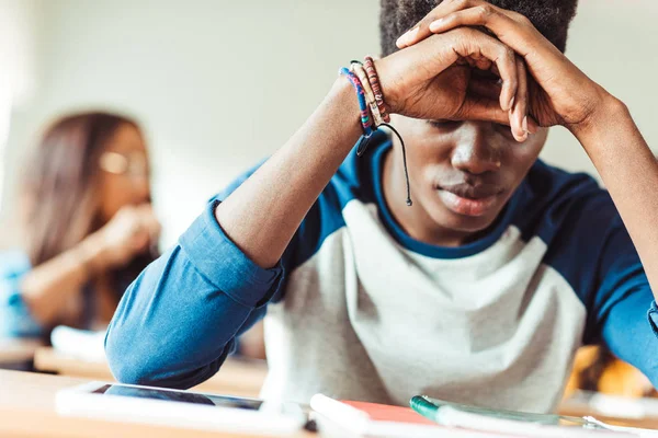 Estudiante afroamericano sentado en clase — Foto de Stock