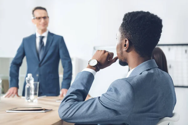 Empresário ouvindo chefe — Fotografia de Stock