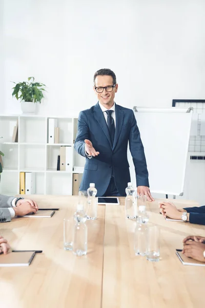 Hombre de negocios en la sala de conferencias — Foto de Stock