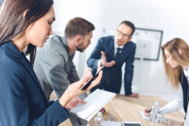 Asya işkadını dizüstü arıyorum