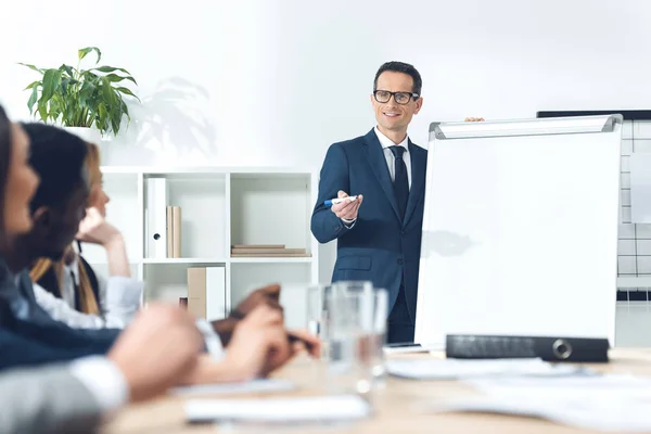 Affärsman ger presentation — Stockfoto