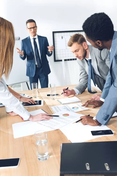 Negociantes teniendo conversación — Foto de Stock