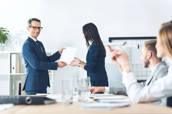 Boss rewarding manageress — Stock Photo, Image