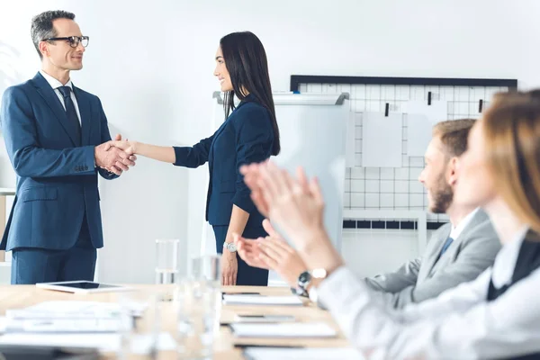 Jefe temblando de la mano de la gerencia — Foto de Stock