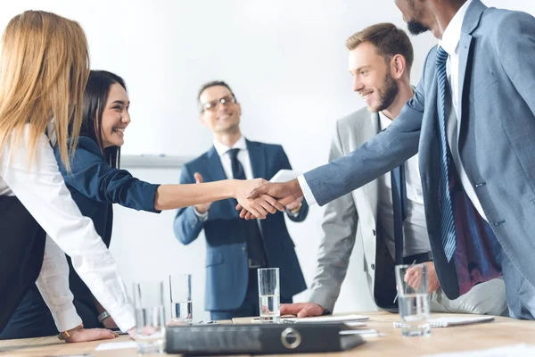 İş adamları el sıkışıyor