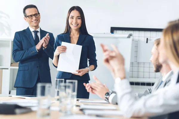 Premiada gerente sosteniendo papel en blanco — Foto de Stock