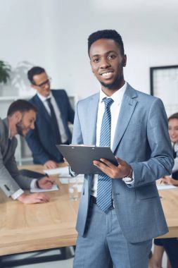 konferans salonu içinde clipboard ile işadamı