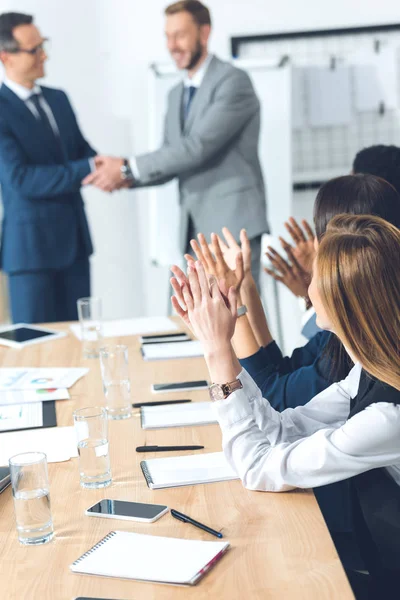 Jefe estrechando la mano del gerente — Foto de Stock