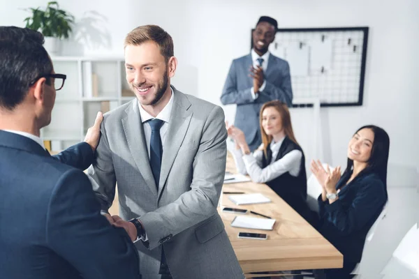 Empresario estrechando las manos —  Fotos de Stock