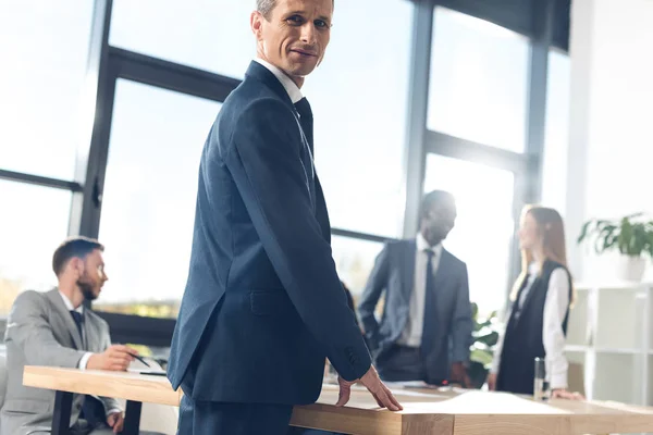 Zakelijke partners in de conferentiezaal — Stockfoto