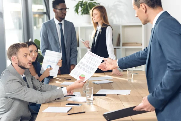 Empresarios haciendo papeleo juntos — Foto de Stock