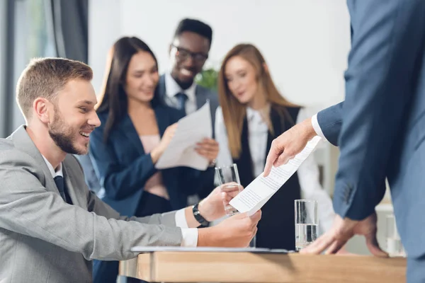 Empresarios explorando documentos — Foto de Stock