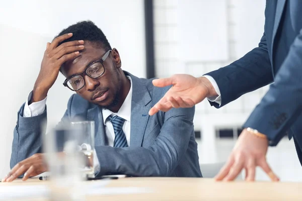 Affärsman som lyssnar på boss — Stockfoto