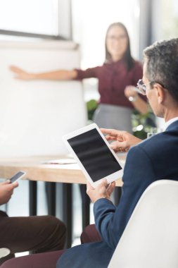 Dijital tablet ile işadamı